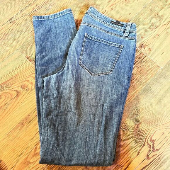 Lauren Conrad Womens jeans size 10. Distressed, bottom hem 5.5”. Great shape - Picture 4 of 8